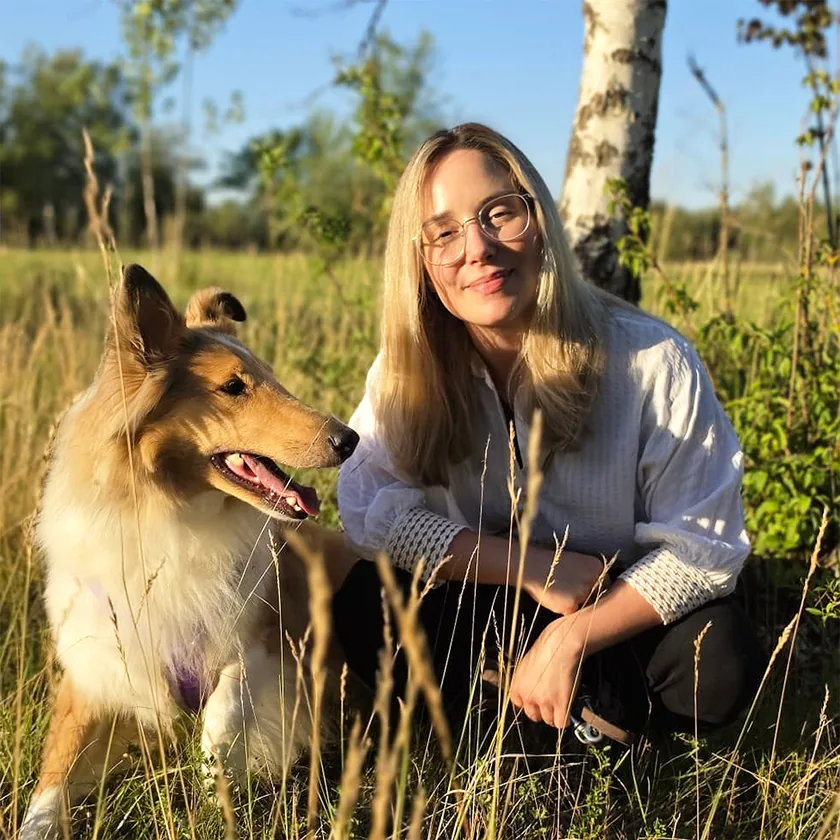 Alexandra Wünsch, Hundebetreuerin in München Nord, mit ihrem Collie auf einer Wiese