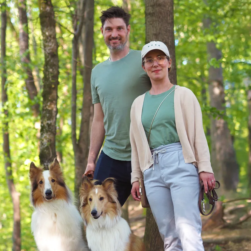 Alexandra Wünsch und ihr Mann mit zwei Collies im Wald